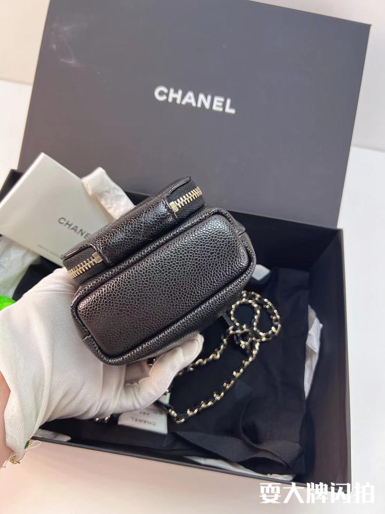 Chanel香奈儿 全新全套黑金荔枝纹牛皮22b mini水桶包 Chanel香奈儿全新全套黑金荔枝纹牛皮22b mini水桶包，精致的小包型质感超好，自重轻，上身超美，芯片款送礼首选